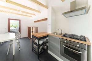 Η κουζίνα ή μικρή κουζίνα στο Appleby Apartments Kersnik