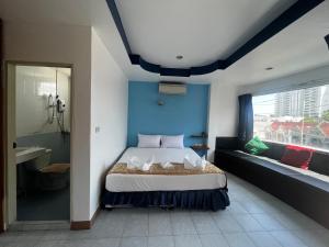 een slaapkamer met een bed en een badkamer bij Heaven House in Patong Beach
