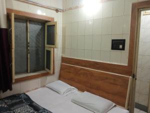 Voodi või voodid majutusasutuse Deepak Lodge walkable Distance From ksrtc busstand toas