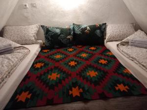- un lit avec une couverture colorée dans l'établissement Kuća za odmor-Vikendica-, à Visoko
