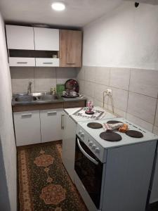 Il comprend une petite cuisine équipée d'une cuisinière et d'un évier. dans l'établissement Kuća za odmor-Vikendica-, à Visoko