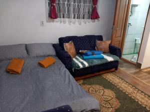 - un canapé bleu et une chaise dans le salon dans l'établissement Kuća za odmor-Vikendica-, à Visoko