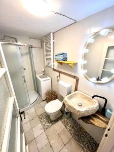Villa 47 في موتشينيسكا دراغا: حمام مع مرحاض ومغسلة ومرآة