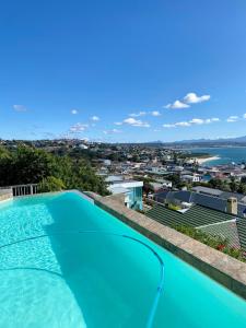 una piscina en la azotea de una casa con vistas en 3ColoursBlue Guest House, en Mossel Bay