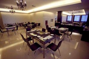 Hotel De Leon في لاهاد داتو: غرفة طعام مع طاولات وكراسي في مطعم