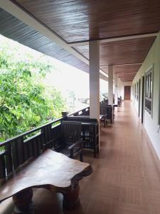 Phamarn View Guesthouse في Ban Nahin-Nai: مدخل مع مقاعد وطاولات في مبنى