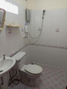 a bathroom with a shower and a toilet and a sink at Phamarn View Guesthouse in Ban Nahin-Nai