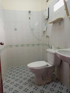 bagno con servizi igienici e lavandino di Phamarn View Guesthouse a Ban Nahin-Nai (2)