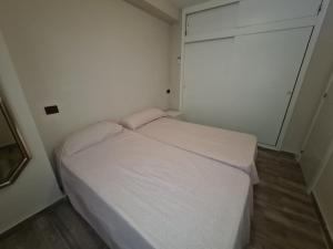 Łóżko lub łóżka w pokoju w obiekcie Apartamento Maysan IF Benidorm
