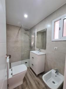 ein Badezimmer mit einem weißen WC und einem Waschbecken in der Unterkunft Apartamento Edificio Maysan in Benidorm