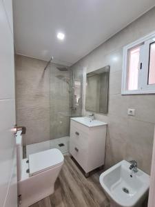 ein Badezimmer mit einem weißen WC und einem Waschbecken in der Unterkunft Apartamento Edificio Maysan in Benidorm