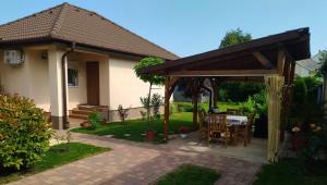 Vonkajšia záhrada v ubytovaní Csaba apartman