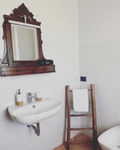 ein Bad mit einem Waschbecken und einem Spiegel in der Unterkunft Ca' dal Bertu - Cascina in Monferrato in Rosignano Monferrato
