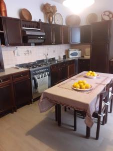 eine Küche mit einem Tisch und einer Obstschale darauf in der Unterkunft casa mariagrazia in La Caletta