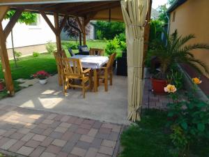 Vonkajšia záhrada v ubytovaní Csaba apartman