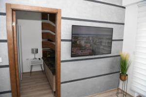 a hallway with a tv on a striped wall at RELAX LUX AKVA PARK(K-KOMPLEX) in Jagodina