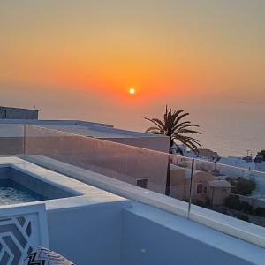 a view of the sunset from the roof of a house at La Madeleine in Oia