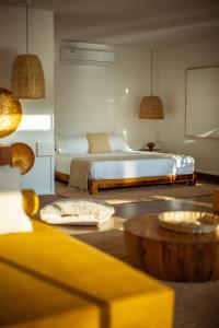 ein Schlafzimmer mit einem Bett und einem Tisch in einem Zimmer in der Unterkunft Pont Bleu Suites in Canacona