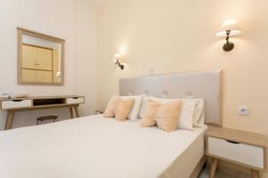 Postel nebo postele na pokoji v ubytování HOLIDAYS STUDIOS & APARTMENTS