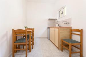 Kuchyň nebo kuchyňský kout v ubytování HOLIDAYS STUDIOS & APARTMENTS