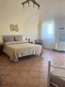 una camera con letto e pavimento piastrellato di Ca' dal Bertu - Cascina in Monferrato a Rosignano Monferrato