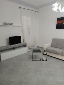 un salon avec un canapé et une télévision dans l'établissement A CASA MIA, à Savone