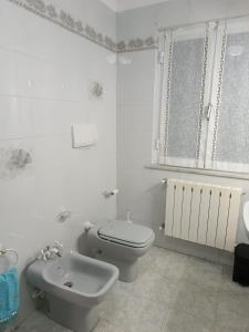 une salle de bains blanche avec toilettes et lavabo dans l'établissement A CASA MIA, à Savone