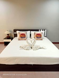Postel nebo postele na pokoji v ubytování The Cheetar Patong