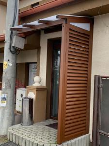 einen Eingang zu einem Gebäude mit einer Holztür in der Unterkunft Reštaurácia-penzión ALTANA in Ludanice