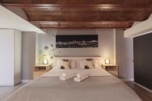 ein Schlafzimmer mit einem großen Bett mit zwei weißen Kissen in der Unterkunft LetsGo Paseo de Gracia in Barcelona