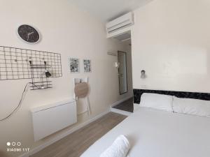 Private rooms near the beach center客房内的一张或多张床位
