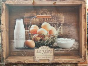 ein Bild von Eiern in einem Korb und eine Flasche Milch in der Unterkunft Amour & Chocolat in Sixt