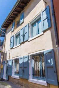 - un bâtiment avec des portes et des fenêtres bleues dans l'établissement Garage double, 2 chambres, balnéo, 2 SDB, 3WC, à 5 minutes du Puy, à Espaly-Saint-Marcel 50 autres photos