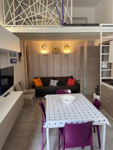 una sala de estar con una mesa y un sofá en Recente costruzione, centrale, tutti i comfort, en Pozzallo