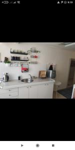Private rooms near the beach center的厨房或小厨房