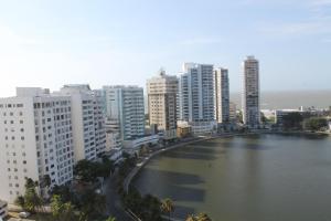 una ciudad con edificios altos y un cuerpo de agua en Arriendos S.H. Nuevo Conquistador, en Cartagena de Indias