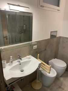 un baño con lavabo e inodoro en Recente costruzione, centrale, tutti i comfort, en Pozzallo 23 fotos más
