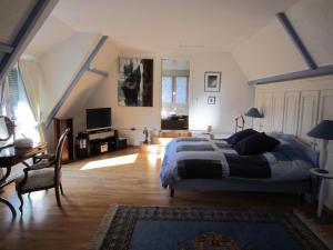 1 dormitorio con 1 cama y escritorio en una habitación en Eure95KM PARIS JO prés Giverny et Macarthur piscine intérieure chauffee, en Chambray