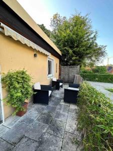 a group of benches sitting outside of a building at Ammersee Bungalow Verstecktes Juwel in Seenähe in Utting am Ammersee