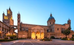 um grande edifício com uma torre e uma catedral em Agorà Sant’anna Apartment em Palermo