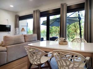 Una sala de estar con una mesa y sillas y un sofá. en Veiga da Fraga, en Poio