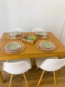 uma mesa de madeira com pratos e pratos em Great place near Vieux Port em Marselha