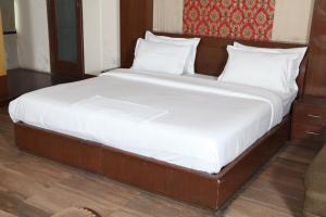 Postel nebo postele na pokoji v ubytování HOTEL METRO REGENCY