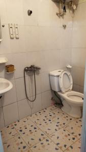 ein Bad mit einem WC und einem Waschbecken in der Unterkunft NHÀ NGHỈ DU LỊCH MINH LONG - Quảng Trường in Cao Bằng