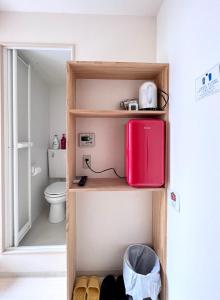 大阪市にある民泊 古のバスルーム(トイレ、棚に赤い電化製品付)