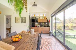 uma sala de estar com uma mesa de madeira e uma cozinha em Monte da Marouca-Mont’Argil em Montargil