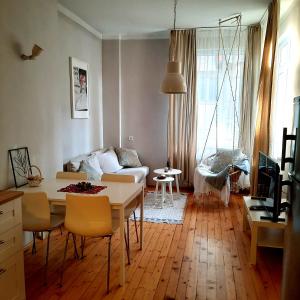 - un salon avec une table et un canapé dans l'établissement Cozy & Stylish apartment in the heart of Sofia, à Sofia