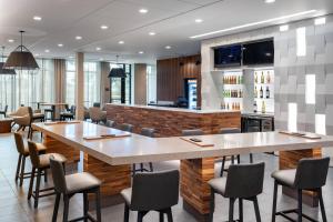 a restaurant with a large table and chairs at Courtyard by Marriott Port St. Lucie Tradition in Cana