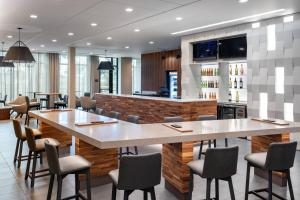 Area lounge atau bar di Courtyard by Marriott Port St. Lucie Tradition