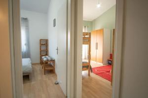 - une vue sur une chambre et un couloir dans l'établissement Maison Elisa, à Alexandroúpolis